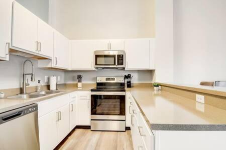 Cozysuites - 1Br With Direct Skybridge Access #1 Індіанаполіс Екстер'єр фото