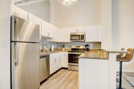 Cozysuites - 1Br With Direct Skybridge Access #1 Індіанаполіс Екстер'єр фото